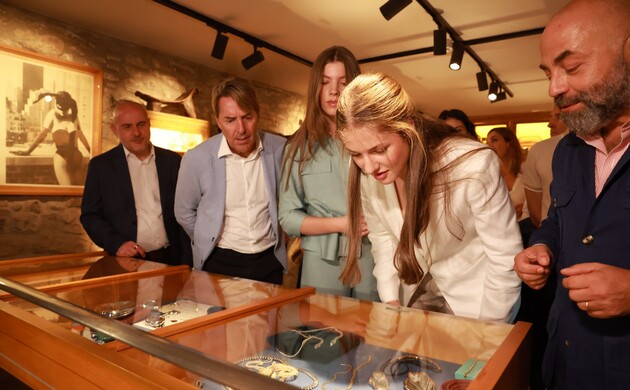 Doña Leonor examina las piezas expuestas en el museo bajo la atenta mirada de Doña Sofía